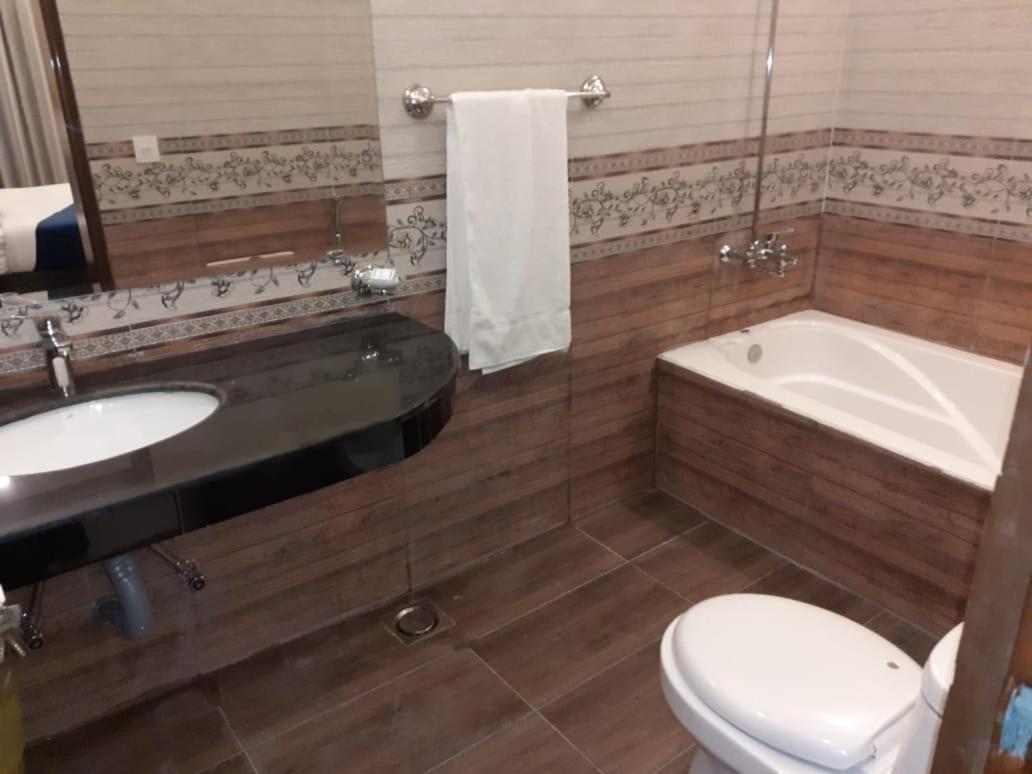 Hotel Noor Plaza Лахор Номер фото